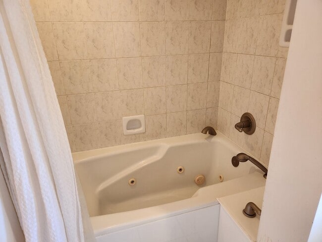 Building Photo - Beautiful 5 Bd 3.5 Ba Home in Holladay