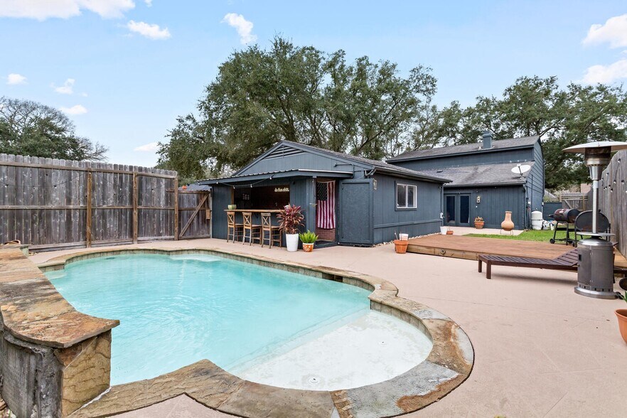 Cabana Daytime - 5885 Woodway Dr