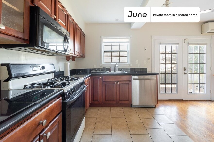Building Photo - Room in Shared 2 bed/1 bath home in Columbia Heights