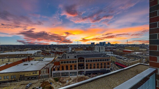 Building Photo - 3,400 SQFT CONDO IN DOWNTOWN CHAMPAIGN W/ ...
