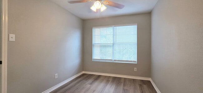 Building Photo - 3 Bedroom Townhome near Medical Center
