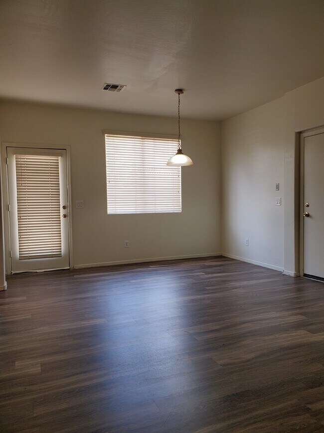 Building Photo - 3 bedroom 2.5 bath home - 2 car garage - S...