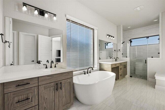 Building Photo - 204 Roseleaf Ct