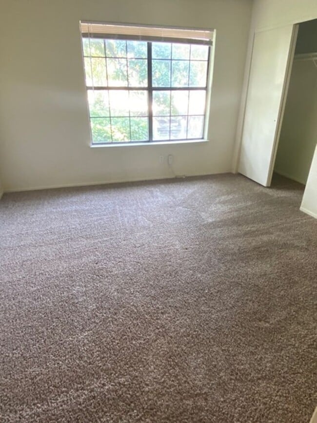 Building Photo - 2 BEDROOM CONDO BY UNT