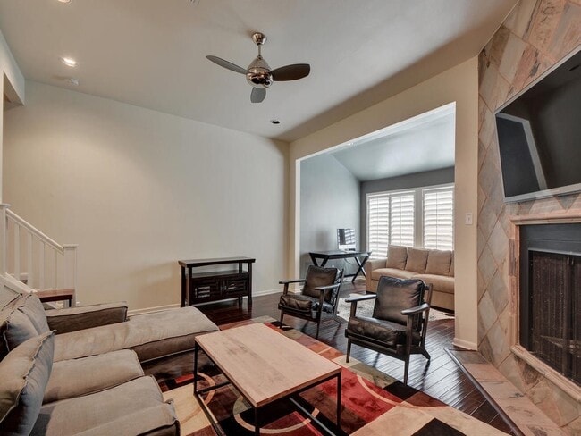 Building Photo - Beautiful Townhome in West Downtown Austin!
