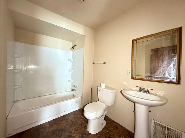 Building Photo - 413 Bartram Ave
