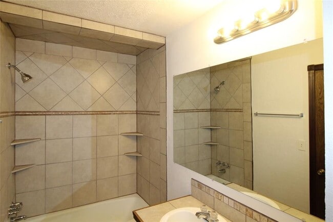 Building Photo - 904 Aspen Ct