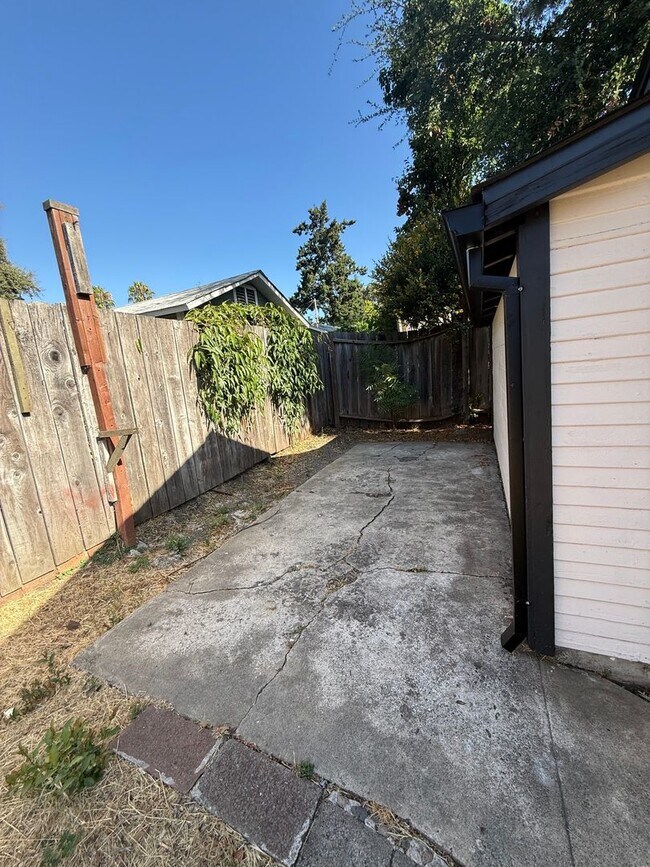 Building Photo - 2 bedroom/ 1 bathroom Home for Rent in Santa Rosa