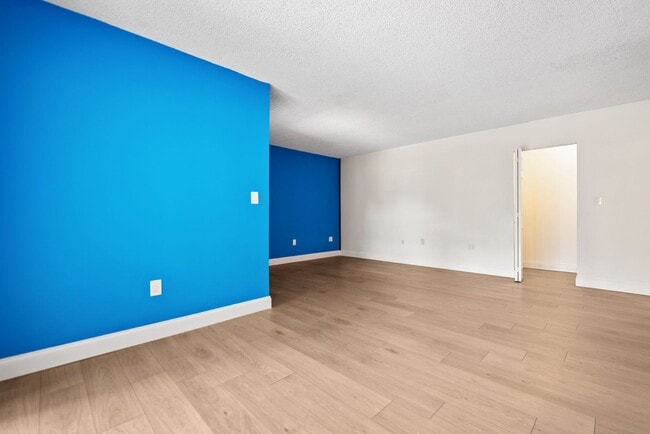 Building Photo - 2 Bed / 2 Bath Condo for Rent – Prime Miami Location