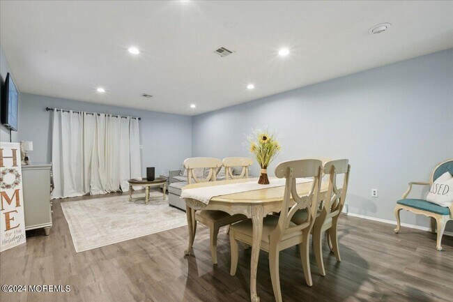 Building Photo - 173 Amberly Dr