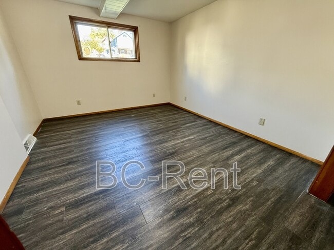 Building Photo - 526 Adams St