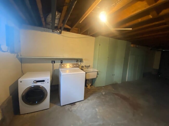 Building Photo - 2 bed 1 bath duplex. Less than 3 miles fro...