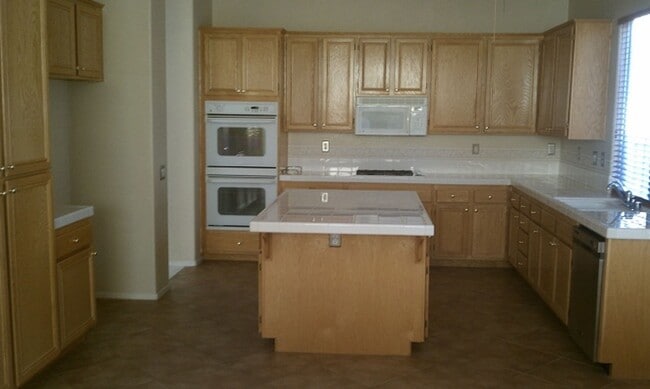 Building Photo - Very Clean 2 Bedroom + Office/Den 2 Bathroom 55 + Oasis Home
