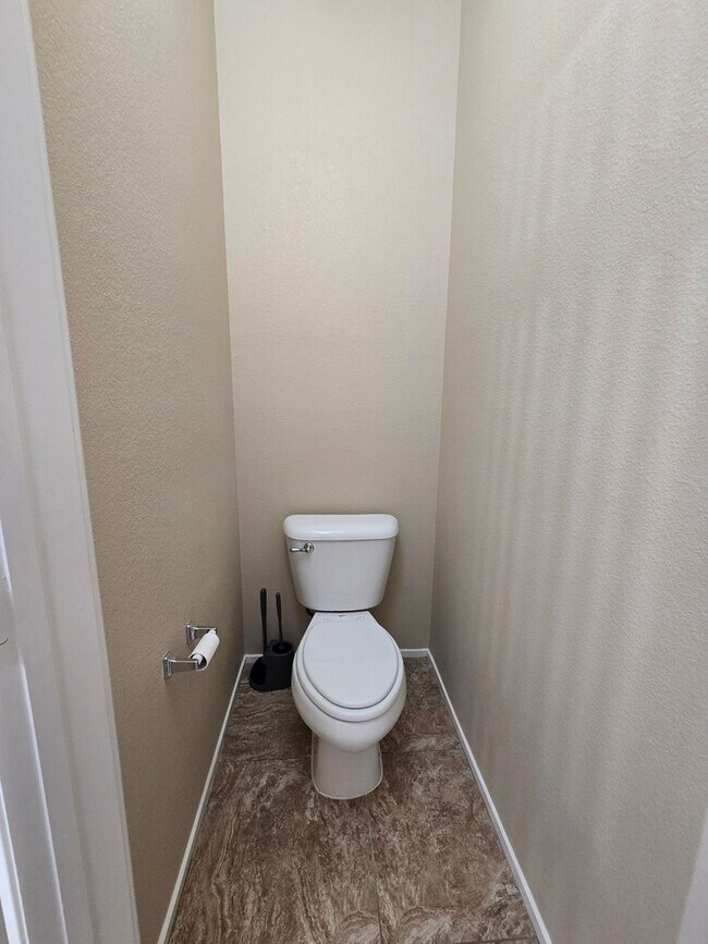Building Photo - A Fabulous 3 Bedroom Townhouse close to NA...
