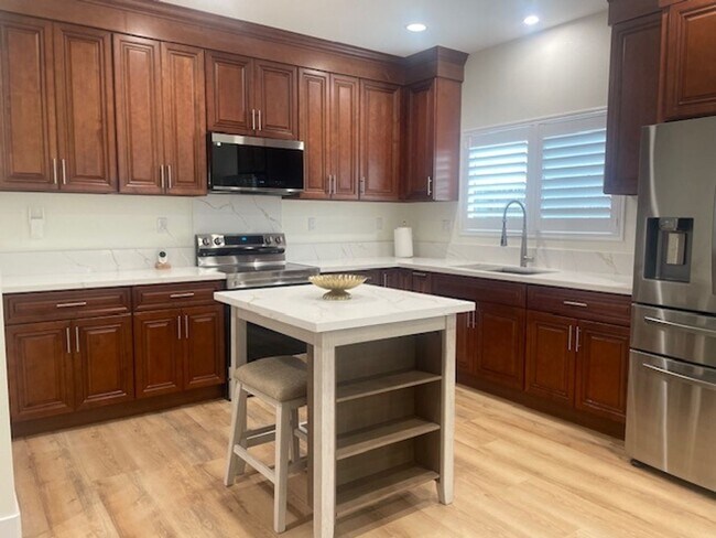 Building Photo - Beautifully Furnished 1 Bdrm 1 Bath House ...