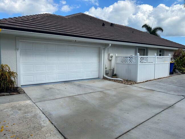 Building Photo - 4898 SW Lake Grove Cir