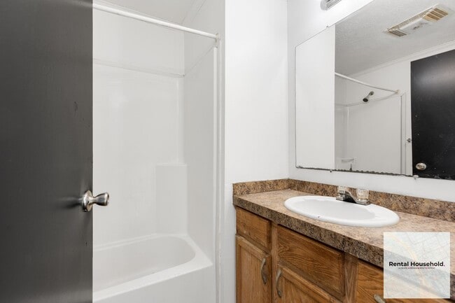 Building Photo - Completely Redone 3 Bed 1.5 Bath Rental!