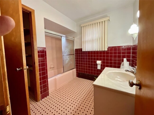 Building Photo - 92 Vestal Ave