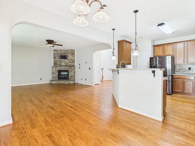 Building Photo - Charming 5-Bedroom 2.5 Bathroom Home locat...