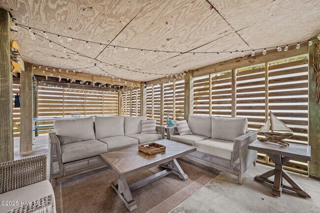 Building Photo - 2660 Island Dr