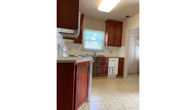 Building Photo - Charming 2 Bedroom Home Available Near Dow...