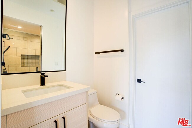 Building Photo - 423 N Palm Dr