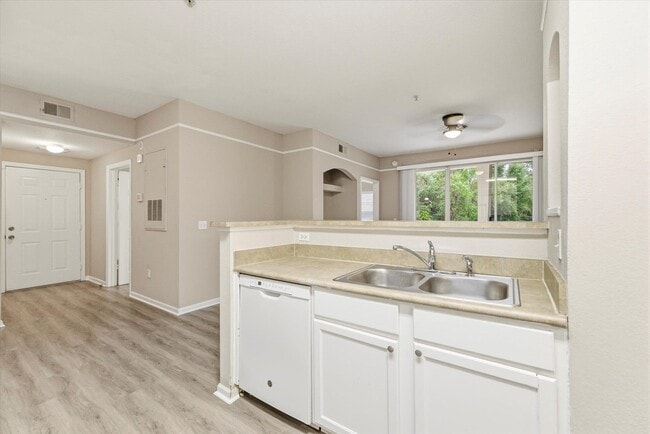 Building Photo - 2801 Chancellorsville Dr