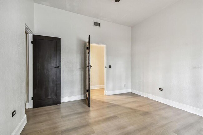 Building Photo - 2102 W La Salle St