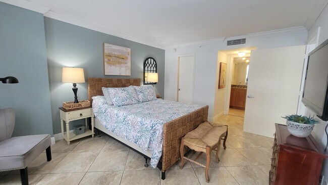 Building Photo - 6917 Collins Ave