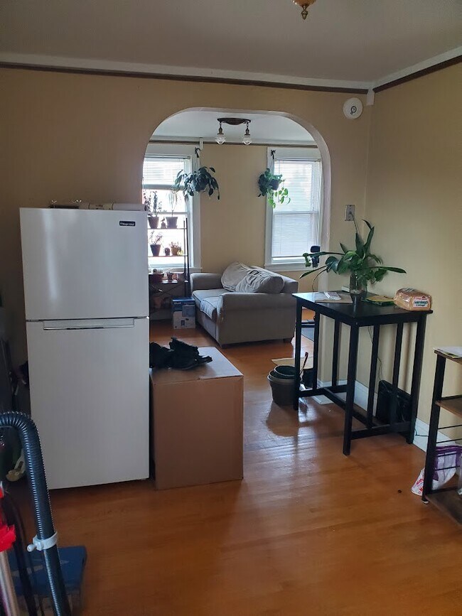 Building Photo - 606 7th St N