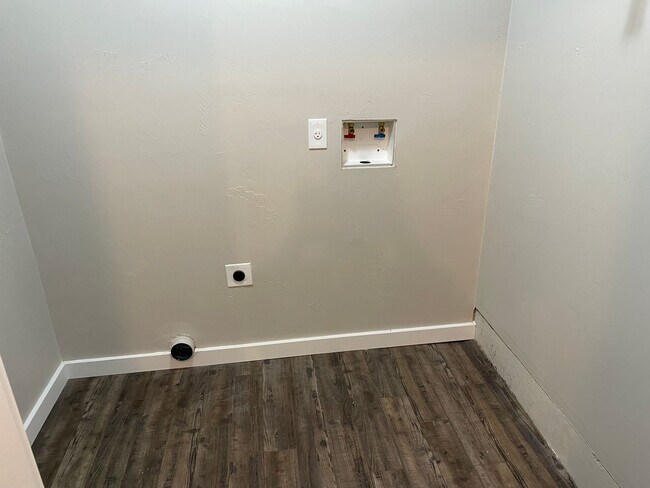 Building Photo - EICB1055