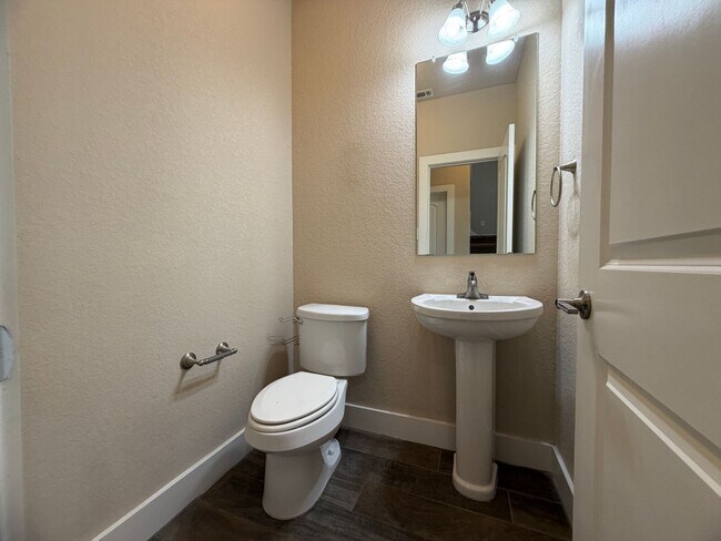 Building Photo - Great Location ~ Fabulous Townhome in New Braunfels 3/2.5 ~ Minutes from Gruene ~ Move in Ready!