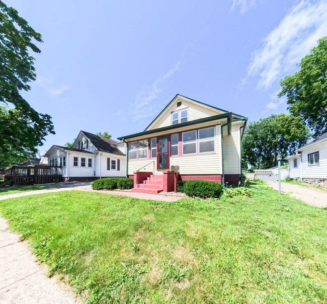 Building Photo - Newly updated 5 bedroom 2 bathroom home