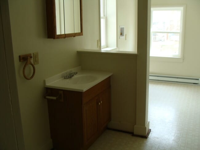 Building Photo - Pet Friendly 3 Bedroom House Near Revs Stadium!