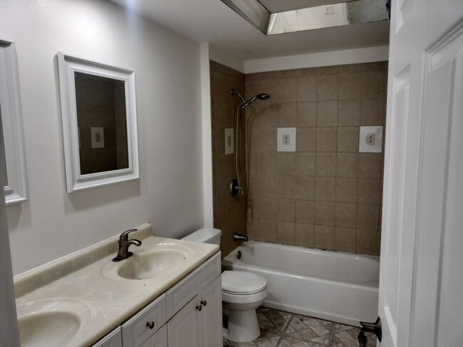 Building Photo - Reduced price!!! Beautiful home with fenced in backyard!