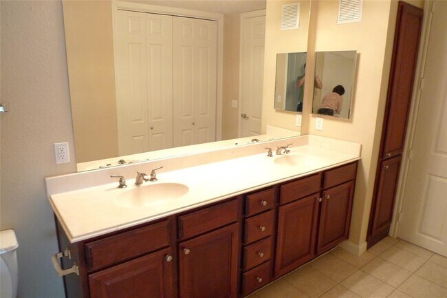 Building Photo - 7575 Kirby Dr