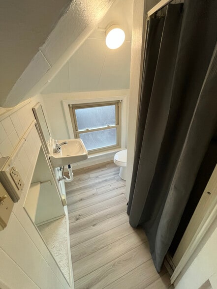 Building Photo - 126 Simpson St