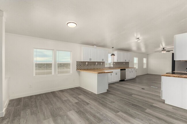 Building Photo - 1.25 Acre 5 Bedroom 3 Bathroom Horse Property in Florence!