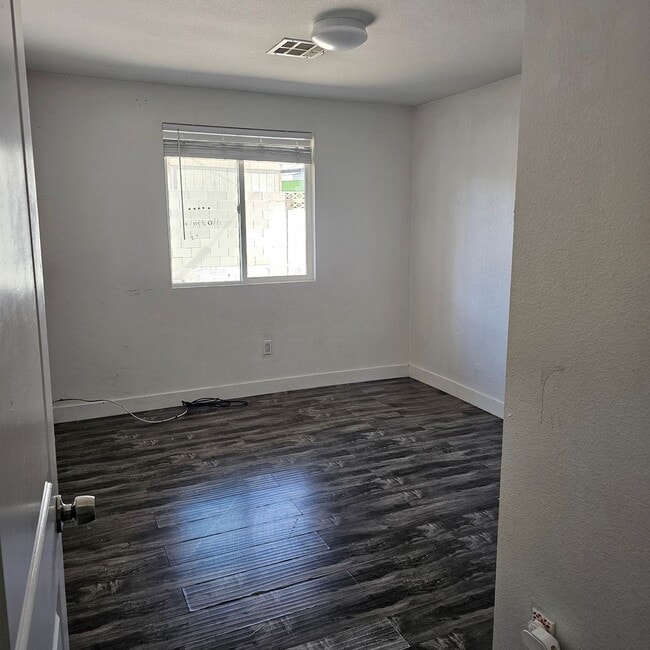 Building Photo - Upgraded 5-Bedroom Home with Open Floor Plan & Large Lot!