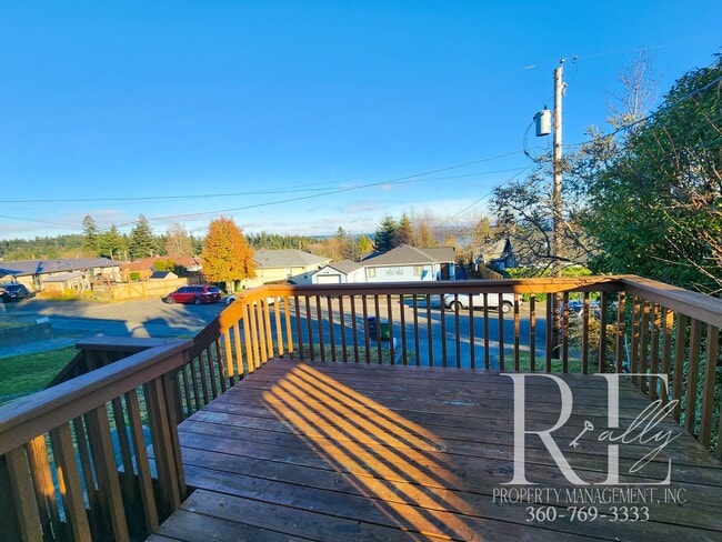 Building Photo - Cozy 1BR Duplex in Manette with Garage & Water Views