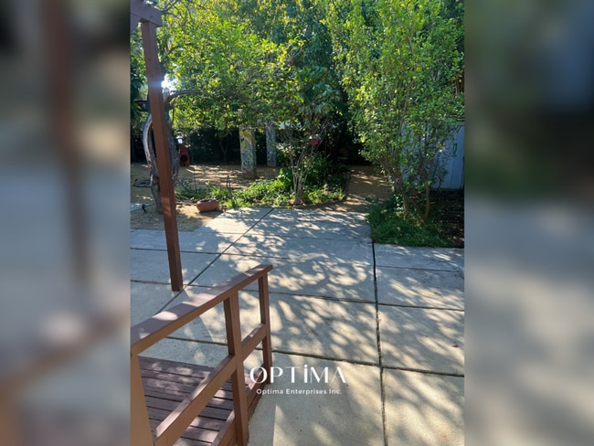 Building Photo - Beautiful Single-Family Home with Modern C...