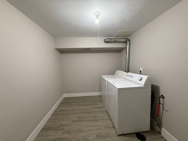 Building Photo - 6127 N Standard St