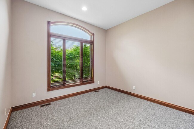 Building Photo - 1819 Brookview Dr