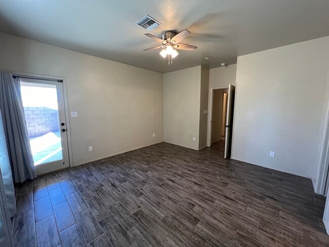 Building Photo - NICE 3 BEDROOM HOME!