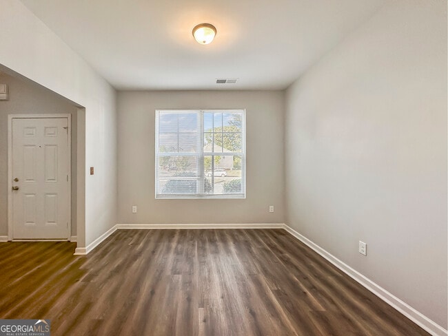Building Photo - 230 Daisy Cir