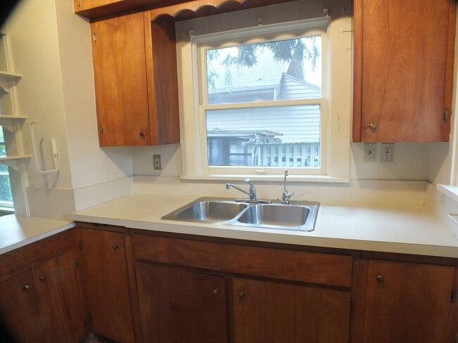 Building Photo - 2 Bedroom Duplex Unit