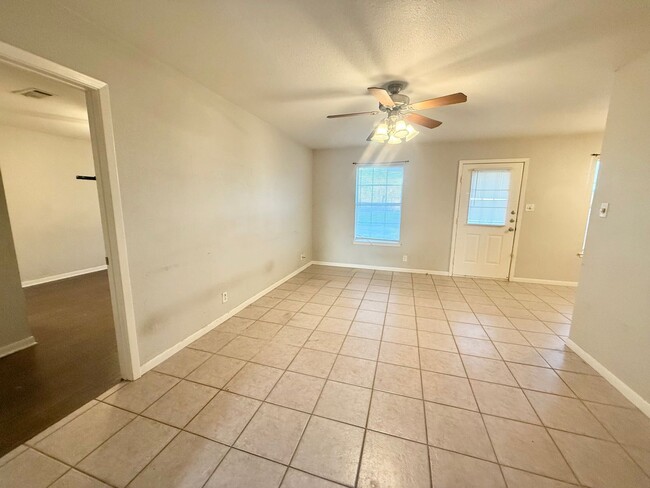 Building Photo - Spacious 2-bed/2-bath!