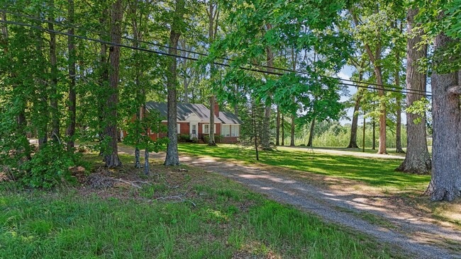Building Photo - Brick 2-Bedroom Home Close to Farmville an...