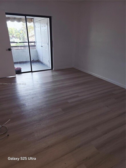 Building Photo - 20130 NE 3rd Ct