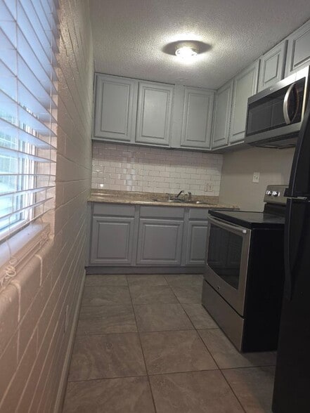 Building Photo - 624 E Roosevelt Ave